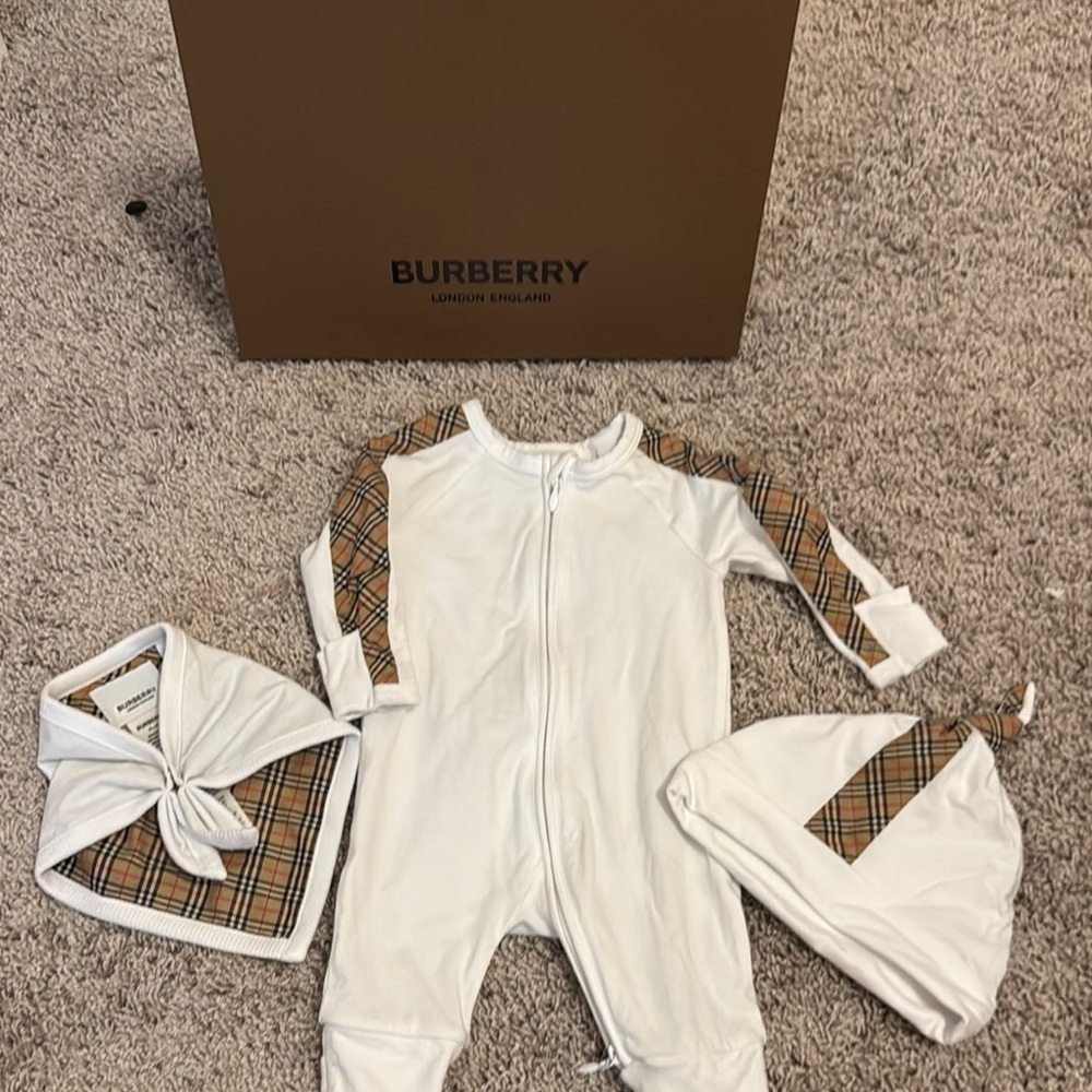 Burberry baby set up